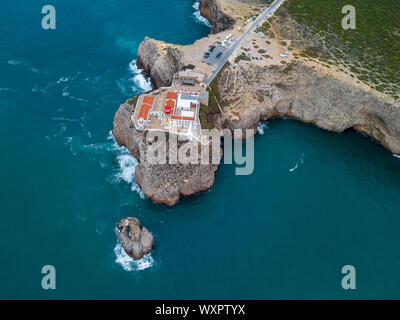 Antenne drone Panoramablick auf den Leuchtturm und Klippen am Kap St. Vincent bei Sonnenuntergang. Algarve Seascape. Erstaunliche Landschaft. in Kontinentaleuropa die meisten Stockfoto