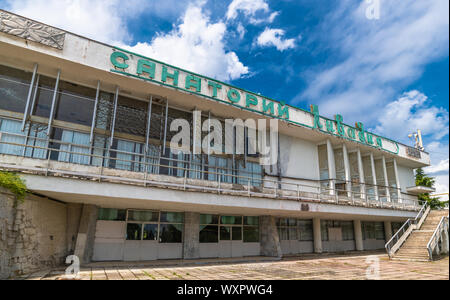 Livadia, Krim - Juli 10. 2019. Sanatorium Livadia - Fassade des alten Gebäudes Stockfoto