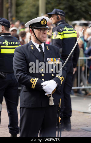 Militärische Wache für den niederländischen König Willem-Alexander und Königin Maxima, vorbei am Prinsjesdag im goldenen Trainer mit Polizisten hinter Stockfoto