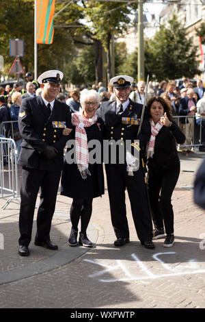 Beamte und Militärs Spaß warten auf dem niederländischen König Willem-Alexander und Königin Maxima, vorbei am Prinsjesdag im goldenen Trainer Stockfoto