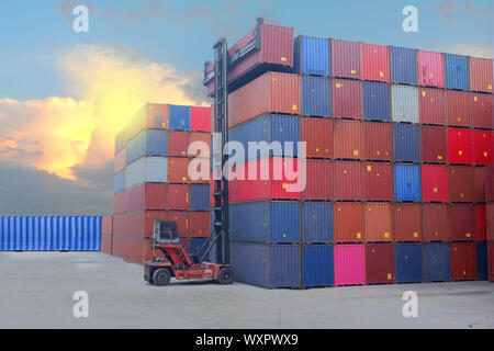 Gabelstapler Container Be- und Entladen von Fracht in die import-export Zone Stockfoto