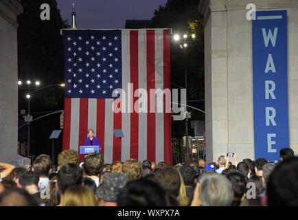 Demokratische Präsidentschaftskandidat Elizabeth Warren angezeigt, wenn während einer Kampagne Fall Sept. 16, 2019, am Washington Square Park in New York City. Stockfoto