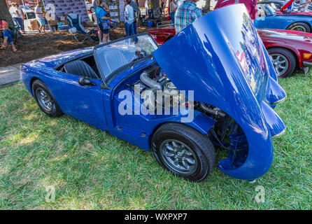 HICKORY, NC, USA-7 SEPT 2019: 1959 Austin-Healey Sprite Bugeye, blau. Blick von der Beifahrerseite vorne an der Motorhaube öffnen. Stockfoto