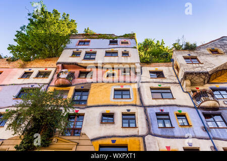 Bunte Fronten der Ferienwohnungen im Hundertwasserhaus, Lowengasse, Wien, Österreich. Stockfoto