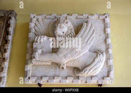 Istrien, Kroatien - Entlastung der Löwe von Saint Mark (geflügelte Löwe Holding eine Bibel, das Symbol von Venedig) an der mittelalterlichen Stadt Motovun gate Stockfoto