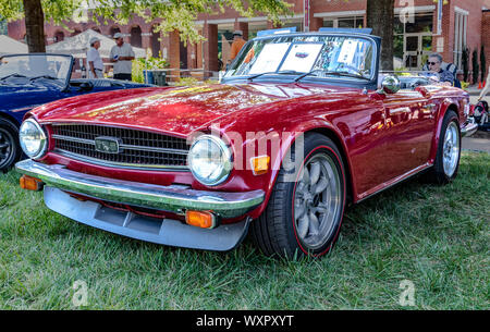 HICKORY, NC, USA-7 SEPT 2019: 1976 Triumph TR6 Cabrio, im letzten Jahr der Produktion. Burgund. Ansicht von vorne, Fahrerseite. Stockfoto