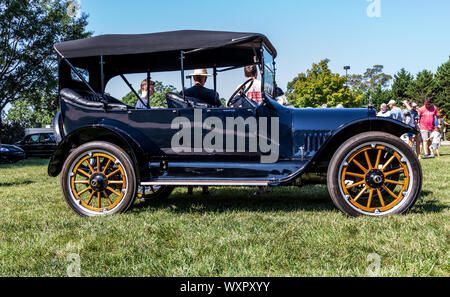 HICKORY, NC, USA-7 SEPT 2019: 1915 Buick C-25. Blick von der Beifahrerseite. Stockfoto