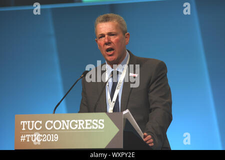 Brighton, Großbritannien, 8. September 2019 - Mark Serwotka, Generalsekretär der öffentlichen und kommerziellen Service Union (PCS) gibt seine Rede an der TUC-Kongress Stockfoto