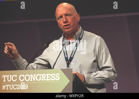 Mathew Rack der Feuerwehr Union gibt eine Rede an der TUC-Kongress in Brighton, 13. September 2019 Stockfoto