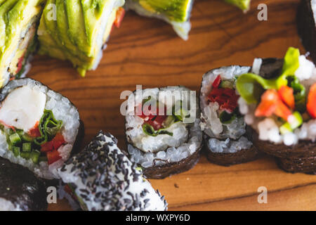 Sushi auf hölzernen service Platte, Ansicht von oben Stockfoto