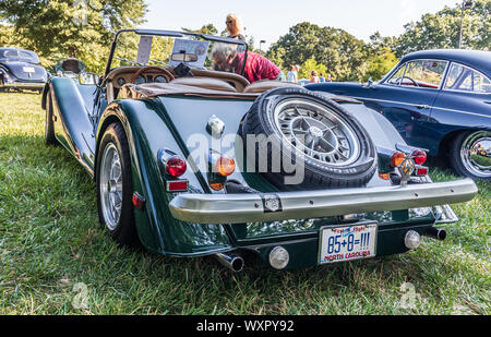 HICKORY, NC, USA-7 SEPT 2019: 1985 Morgan Plus 8, Cabrio Sportwagen, British Racing Green. Der hintere Fahrer anzeigen. Stockfoto