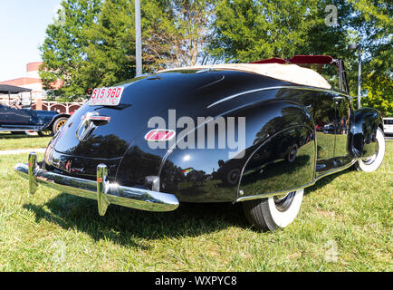 HICKORY, NC, USA-7 SEPT 2019: 1940 Lincoln Zephyr Cabrio, hinten auf der Beifahrerseite. Stockfoto