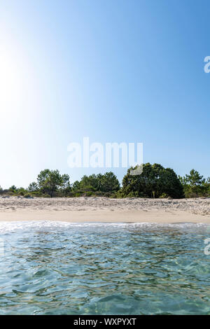 Sandstrand und das Mittelmeer im Sommer mit Kopie Raum, Ghisonaccia, Korsika, Frankreich Stockfoto