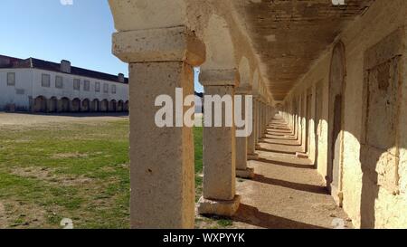 Altes Kloster mit weißen Wänden und barocken Stil Tempel am Kap Espichel, Portugal Stockfoto