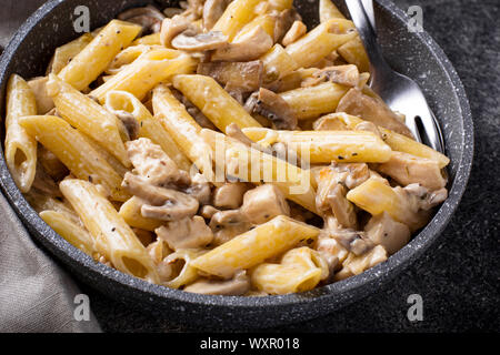 Nudeln mit Hühnerfleisch und Champignons Stockfoto