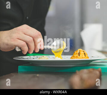 Letzte Hauch von Koch zu Souce, osmanische Küche Stockfoto