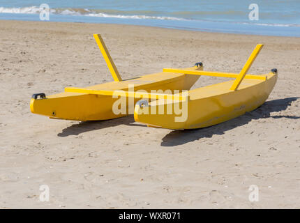 Rettungsboot auf den Sandstrand und das Meer in Italien Stockfoto