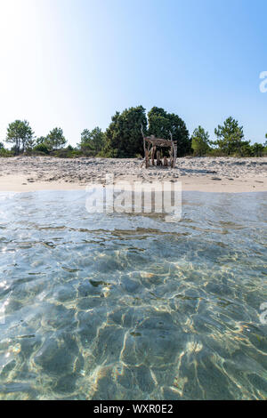 Sandstrand und das Mittelmeer im Sommer mit Kopie Raum, Ghisonaccia, Korsika, Frankreich Stockfoto