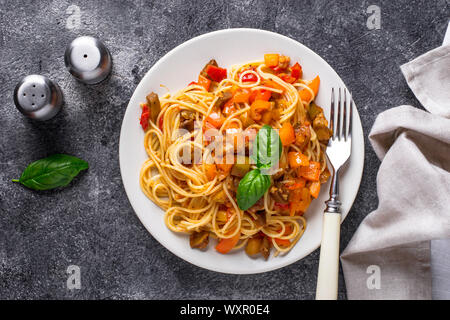 Pasta mit Auberginen, Paprika und Tomaten/Paradeiser Stockfoto