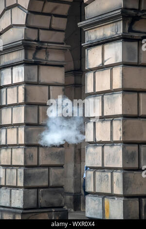 Edinburgh, Schottland, Großbritannien. 3rd. September 2019: Ein Rauchschwamm, der von einem Vaper am Sitzungsgericht in Edinburgh kommt Stockfoto