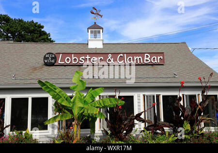 Arnold Hummer & Clam Bar Restaurant mit einem Hummer Windfahne auf Gebäude top. Eastham. Massachusetts. USA. Stockfoto