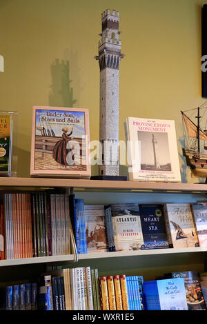 Ein Modell der Pilgrim Monument und Geschichte Bücher zum Verkauf im Geschenk Shop von Pilgrim Monument & Provincetown Museum. Provincetown. Massachusetts. USA Stockfoto