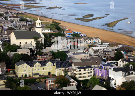Luftaufnahme von Provincetown und; s Strand Küste mit Turm der Öffentlichen Bibliothek, das alte Zentrum Methodistisch-Bischöfliche Kirche. Provincetown. MA. USA Stockfoto