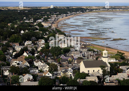 Luftaufnahme von Provincetown und; s Strand Küste mit Turm der Öffentlichen Bibliothek, das alte Zentrum Methodistisch-Bischöfliche Kirche. Provincetown. MA. USA Stockfoto