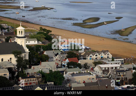Luftaufnahme von Provincetown und; s Strand Küste mit Turm der Öffentlichen Bibliothek, das alte Zentrum Methodistisch-Bischöfliche Kirche. Provincetown. MA. USA Stockfoto