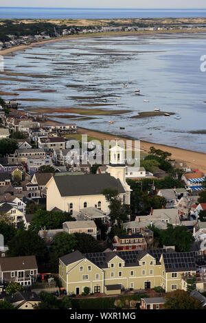 Luftaufnahme von Provincetown und; s Strand Küste mit Turm der Öffentlichen Bibliothek, das alte Zentrum Methodistisch-Bischöfliche Kirche. Provincetown. MA. USA Stockfoto