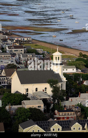 Luftaufnahme von Provincetown und; s Strand Küste mit Turm der Öffentlichen Bibliothek, das alte Zentrum Methodistisch-Bischöfliche Kirche. Provincetown. MA. USA Stockfoto