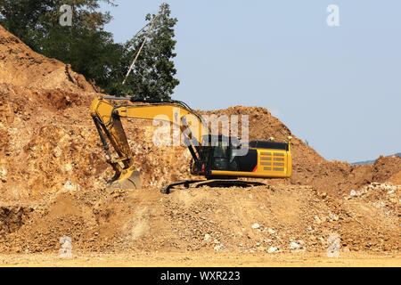 Goldmine Bagger wird in einem Tagebau Steinbruch gesehen. Schwere Maschinen. Stockfoto