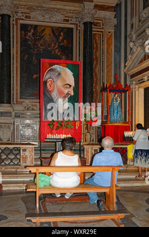 Kirche Gesù Nuovo, 16. Jahrhundert, ursprünglich 1470 Palace; Altar; Banner; Paar; beten, nachdenken, gekleidete Jungfrau Maria Statue; cand. Stockfoto