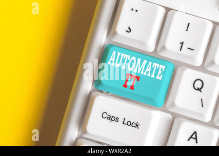 Schreiben Hinweis angezeigt automatisieren. Business Konzept für Konvertieren Prozess oder einer Einrichtung mit automatischen Geräten betrieben werden. Weiß pc-Tastatur mit Hinweis pap Stockfoto
