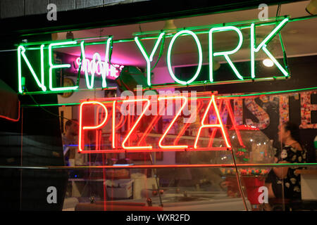 Leuchtreklame von New York Pizza im Restaurant Fenster in Provincetown. Massachusetts. USA Stockfoto