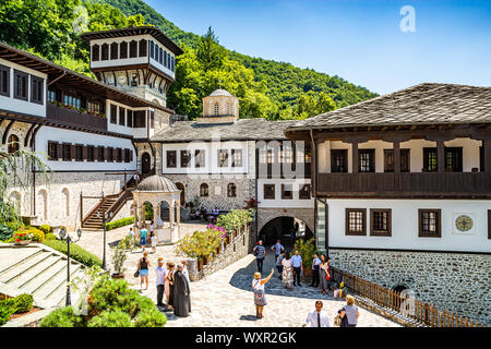 Rostusha,Mazedonien - Juli 27., 2019. Bereich der Bigorski Kloster im Sommer Stockfoto