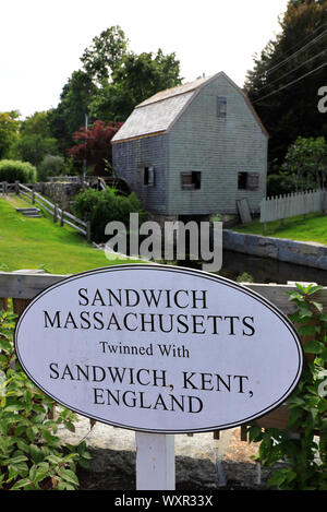 Zeichen der Städtepartnerschaft mit Massachusetts Sandwich Sandwich Kent. England mit Dexter Grist Mill im Hintergrund. Sandwich. Cape Cod. Massachusetts. USA Stockfoto