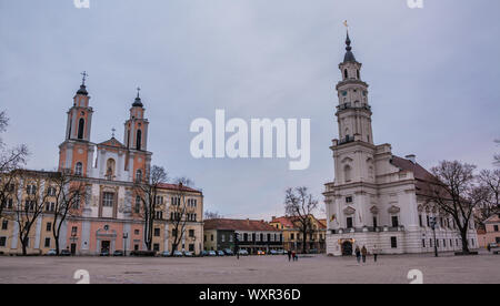 Ein Bild der Kaunas Marktplatz, mit der Stadt Kaunas Museum und die Kirche von St. Francis Xavier. Stockfoto