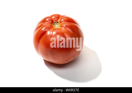 Frische rote Tomate isoliert auf weißem Hintergrund Stockfoto