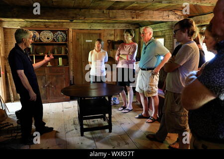 Besucher mit Guide in Hoxie Haus, eines der ältesten erhaltenen Häuser in Massachusetts. Sandwich. Massachusetts. USA Stockfoto