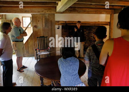 Besucher mit Guide in Hoxie Haus, eines der ältesten erhaltenen Häuser in Massachusetts. Sandwich. Massachusetts. USA Stockfoto