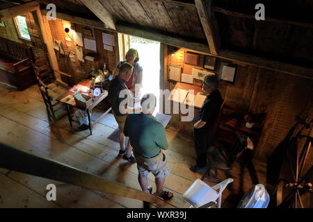 Besucher mit Guide in Hoxie Haus, eines der ältesten erhaltenen Häuser in Massachusetts. Sandwich. Massachusetts. USA Stockfoto