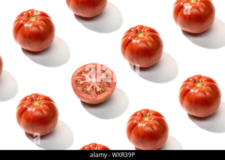 Frische rote Tomate Muster auf weißem Hintergrund Stockfoto