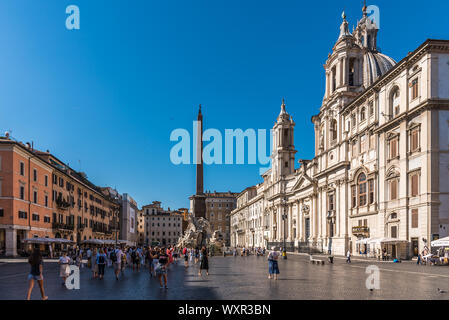 Rom, Italien, 17. Juli 2019: Piazza Navona oder die Piazza Navona in Rom, Italien, mit einem Brunnen. Rom Architektur und Sehenswürdigkeiten Stockfoto