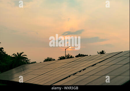 Solarkraftwerk bei Sonnenuntergang, Indien Stockfoto