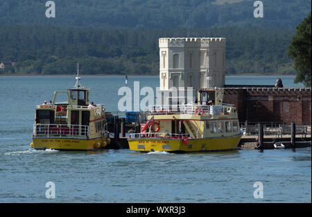 Insel Brownsea, Poole, Dorset, England, UK. September 2019. Fähren warten auf Touristen in das chinesische Mutterland zurückkehren. Stockfoto