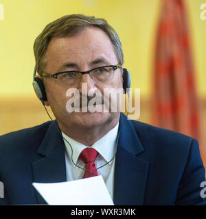 Chotyne, Tschechische Republik. 17 Sep, 2019. Vizepräsident des Verwaltungsrats der PGE Zbigniew Kasztelewicz der Plan der Steinkohlenbergbau in der polnischen Turow mine in der Nähe der tschechisch-polnischen Grenze zu verlängern presentats, am 17. September 2019, in Chotyne, Tschechische Republik. Credit: Radek Petrásek/CTK Photo/Alamy leben Nachrichten Stockfoto