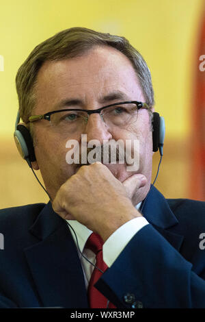 Chotyne, Tschechische Republik. 17 Sep, 2019. Vizepräsident des Verwaltungsrats der PGE Zbigniew Kasztelewicz der Plan der Steinkohlenbergbau in der polnischen Turow mine in der Nähe der tschechisch-polnischen Grenze zu verlängern presentats, am 17. September 2019, in Chotyne, Tschechische Republik. Credit: Radek Petrásek/CTK Photo/Alamy leben Nachrichten Stockfoto