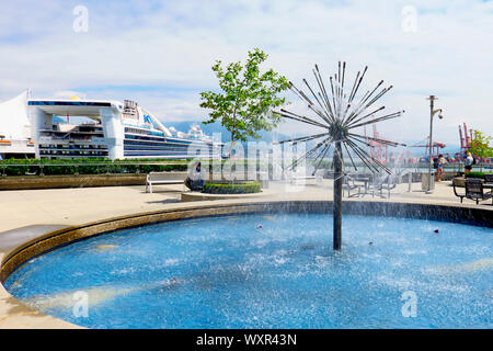 Granville Square Brunnen mit ein Kreuzfahrtschiff, das in Kanada im Hintergrund, Vancouver, B.C., Kanada. Stockfoto