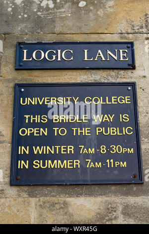 Straßennamen Zeichen für Logik Lane, University College, Oxford, England, mit der öffentlichkeit Öffnungszeiten unten Stockfoto